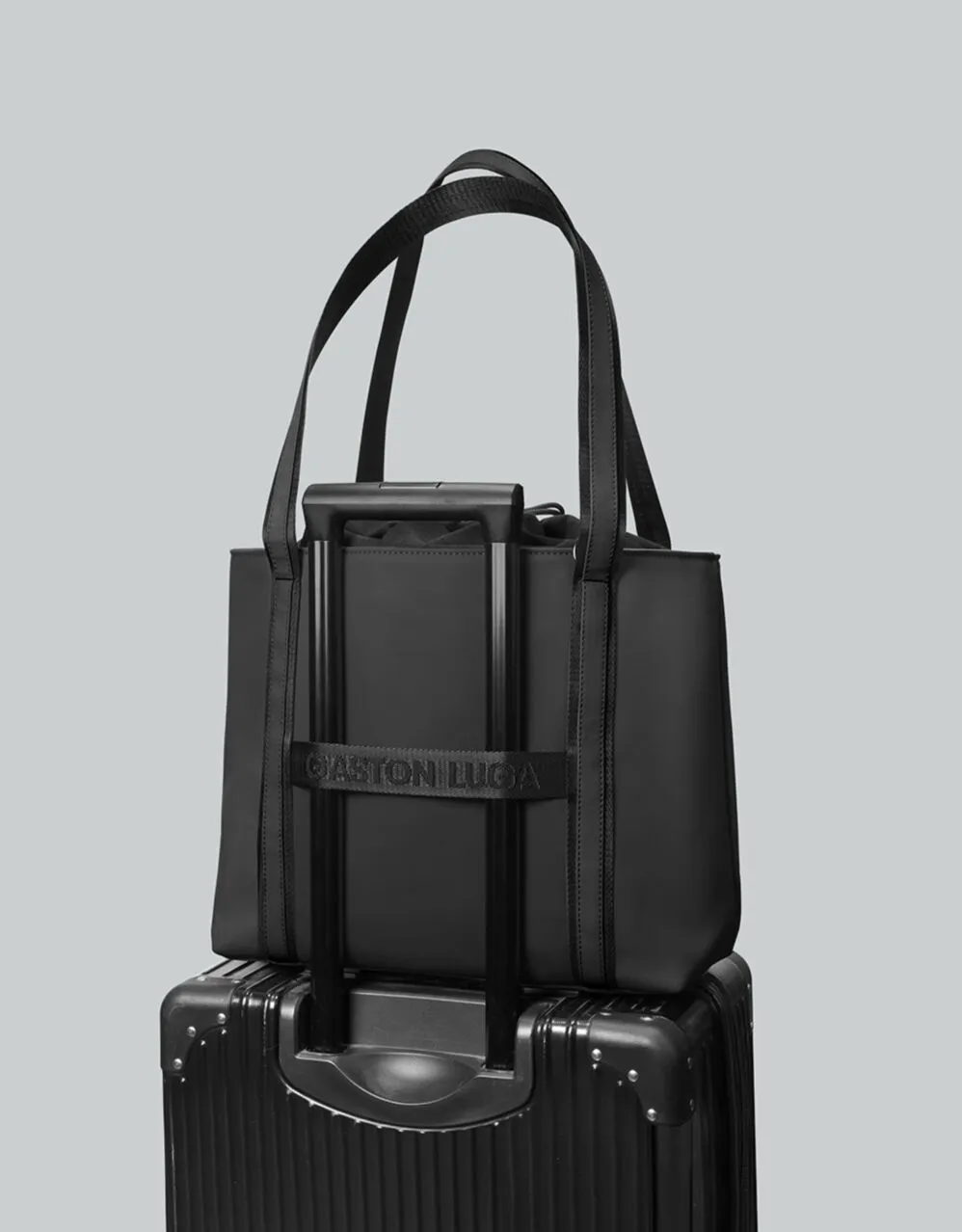 bolso gaston luga dash draw negro - Imagen 3